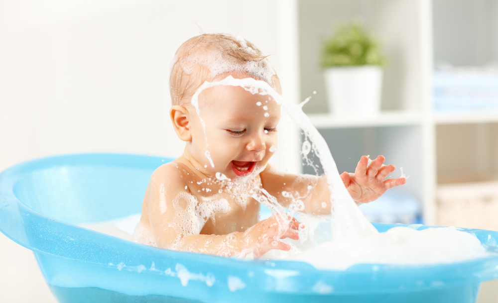 12 acessórios para o banho do bebê