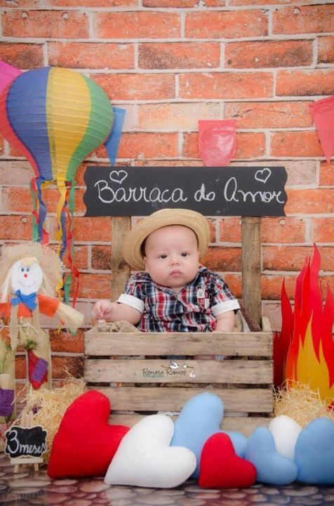 A barraca do amor pode ser improvisada com objetos simples, que você tem em casa. E fica fofo na festa junina do bebê