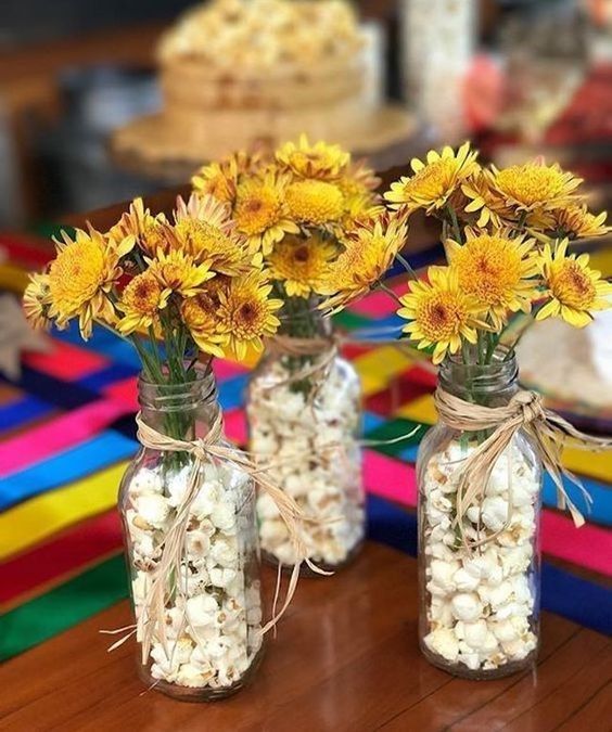 Arranjos de flores também entram no clima com pipoca