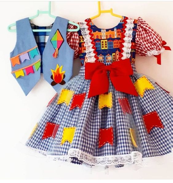 Vestido e colete de caipira para bebês